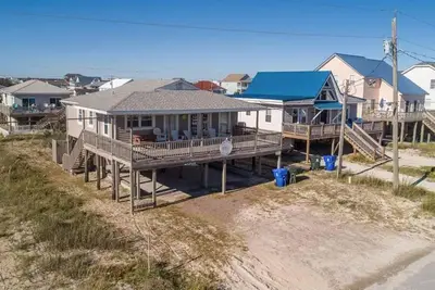 Image de Welcome to The Great Escape, a charming second-row beach house designed for comfort, convenience, and coastal charm.
