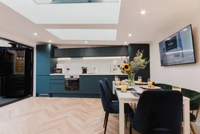 Image de Modern 3-bed townhouse with en-suites, stylish interiors, private garden & parking—just a 2-min walk to Westbrook Beach. Sleeps 8 with full kitchen, fast Wi-Fi & flexible living space. Perfect for families, groups & business travellers.