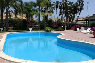 Image de Appartement 'Oleandri Beach Resort' avec vue sur la mer, piscine partagée et climatisation