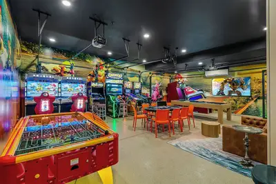 Image de Lotus Retreat: 7bd Pool Game Rm