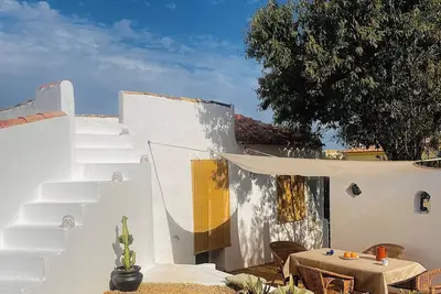 Image de Petite maison typique d’Algarve avec un tipi dans jardin À l’ombre des caroubes