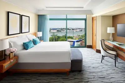 Image de 1 Bedroom Suite Harbor View - 1 King bed - 974 Sq Ft - Max Occupancy: 4 Guests