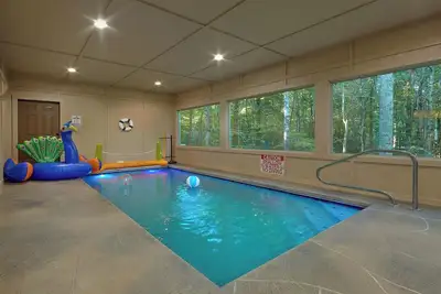 Image de This charming retreat comfortably sleeps 12 people!