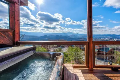 Image de Heavenly Hideaway is a stunning four-bedroom cabin located in Starr Crest Resort