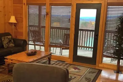 Image de American Spirit is a charming two-bedroom cabin located in Hidden Springs Resort