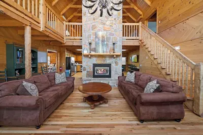 Image de Country Pines Lodge is located in the log home community of Country Pines