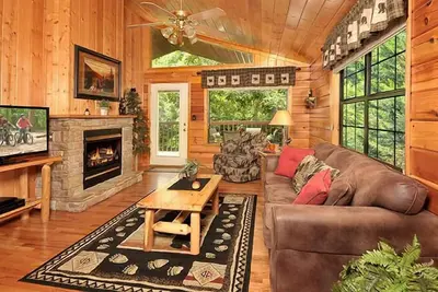 Image de Honey Bear Den is a warm and cozy one-bedroom cabin in Hidden Springs Resort.