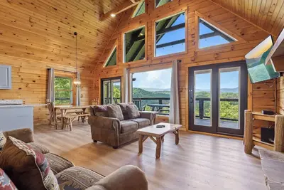 Image de High Hopes is a beautiful three-bedroom cabin located in Mountain View Court.