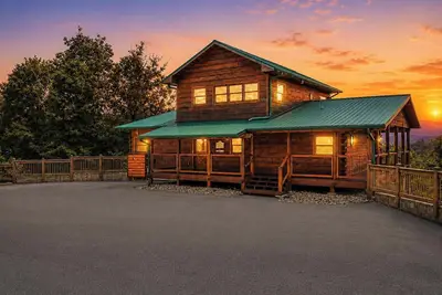 Image de Starr Crest Lodge is a gorgeous four-bedroom cabin located in Starr Crest Resort