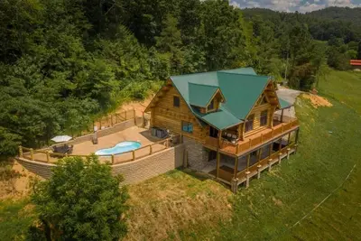 Image de Stay at this stunning log cabin offering the perfect retreat for families