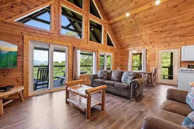 Image de Serenity Now is a serene three-bedroom cabin in Mountain View Court.