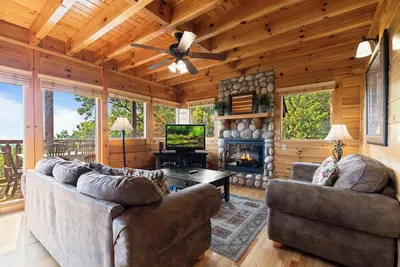 Image de Over the Moon is a stunning two-bedroom cabin nestled in Starr Crest Resort.