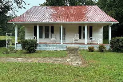 Image de Charming 3-bedroom farmhouse with 2 full baths in a quiet country setting.