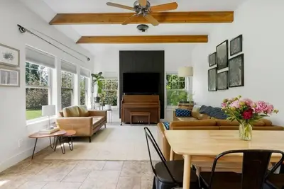 Image de Modern 4-bedroom Farmhouse Oasis with Apple Orchard and Mountain Views