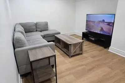 Image de Private Guest House- A Beautiful Walkout Basement
