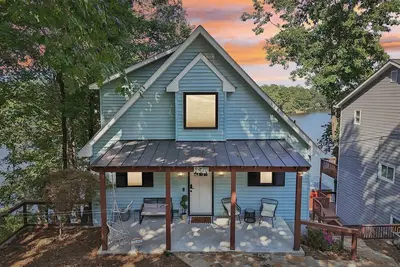 Image de Lakefront Retreat with Luxury Touch