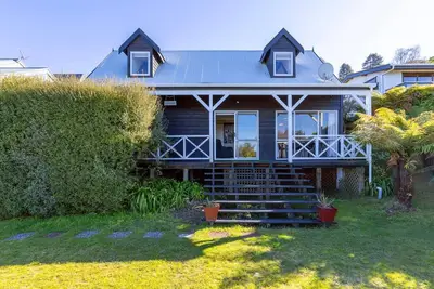 Image de Wakeman Cottage - Cozy Acacia Bay Getaway with Lake Taupo Views