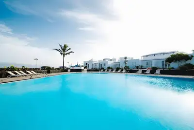 Image de Maison de Vacances 'Caleta Campos Bungalows' avec Vue sur la Mer, Piscine Commune et Wi-Fi