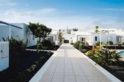 Image de Maison de Vacances 'Caleta Campos Bungalows' avec Vue sur la Mer, Piscine Commune et Wi-Fi