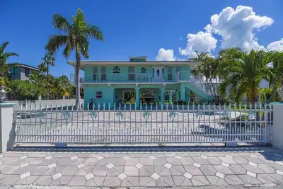 Image de Beautiful 3 bedroom 2 bath pool home with open water views