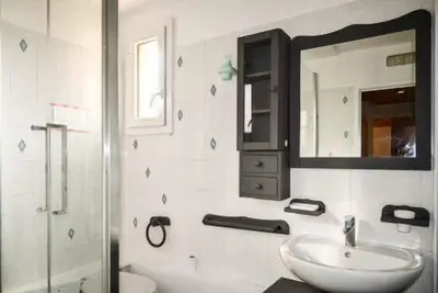 Image de À 300m des pistes de ski, 2ème étage, vue montagne, balcon, parking, télévision, casier à ski, 69m²