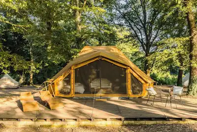 Image de Oak glamping relax, Tinia Suite tent refined and cozy, in a magical forest