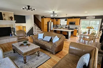 Image de Spacious and Stylish Chi Boho Haven, 7 to 10 mins to Downtwn, River St and Arena