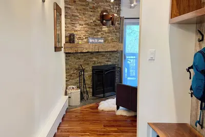 Image de Cozy Modern Mountain Retreat Walk to Main St, Updated End Unit w/ Pool & Hot Tub