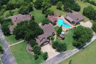 Image de 71 Acre Estate - 21 Beds, River, Pool, 11 Miles From Downtown Fort Worth!