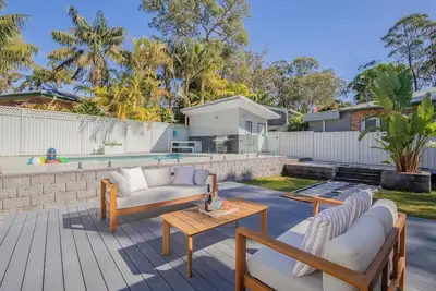 Image de Lakeshore Cottage Boho Chic with Poolside Deck