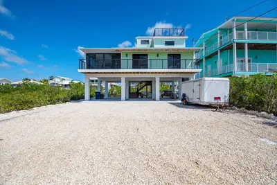 Image de Completely remodeled 3 bed 2 bath with open water views