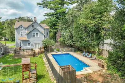 Image de Spacious 6br Retreat - Pool - Fire Pit - Bbq - 3 Min to Nyc!