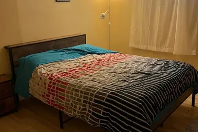 Image de Beautiful Fully Furnished Two Bedrooms - Basement Apartment