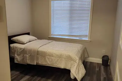 Image de Beautifully furnished 4-bedroom, 3-bath home in a family-friendly location