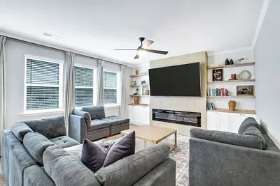 Image de Sleek Airy 4 Bedroom New Build Home in Clean Quiet Neighborhood 15min to Airport