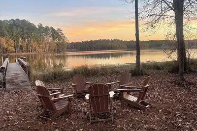 Image de Waterfront Lake Murray Retreat 4br/4. 5ba w/ Dock