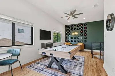 Image de Lux Dallas Rental 3br Backyard Game Room