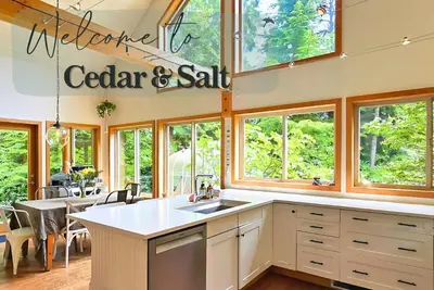 Image de Cedar and Salt - Hot tub | Sauna |Wood Stove | Ev Charger