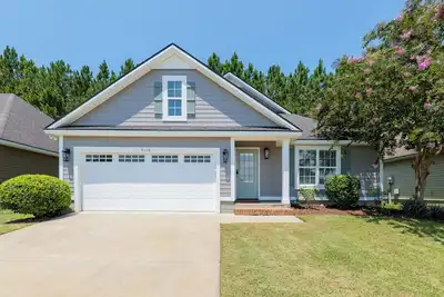 Image de Charming Home Near Downtown Perfect for Families & Weekend Getaways