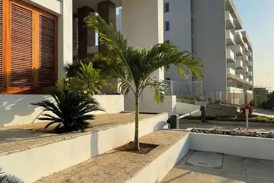 Image de Live In The City You Dream Of! Lives in Serena Del Mar.