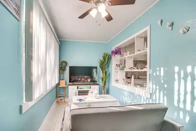Image de Walk to Dining & Sand! St Pete Beach Apartment