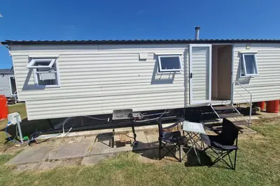 Image de Superb 6 berth caravan at Harts Holiday Park in Kent ref 74101b