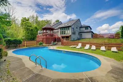 Image de Pool + Deck: Luxury Mansion Rental in Niskayuna!