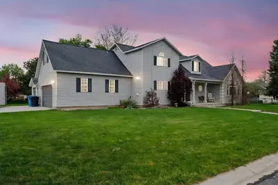 Image de Tremendous 7-bedroom house with large movie and game room in Nibley