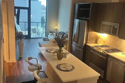 Image de Luxury 1-bedroom condo with skyline city view with patio and balcony access