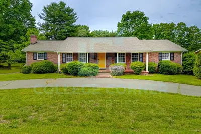 Image de Charming Demon Deacon Themed 4-bedroom house in Winston-Salem