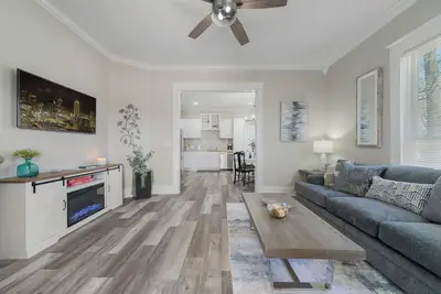 Image de \"Kozy Kottage\" Near Downtown! 2025 Remodel, Sleeps 8 Comfortably, Games & More!