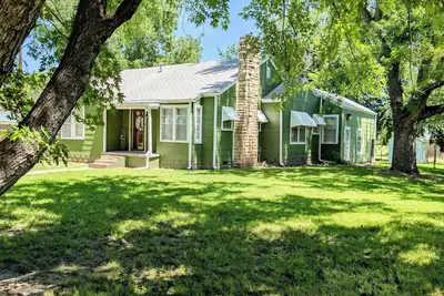 Image de Cozy two-bedroom house with central heat and air. Close to downtown Ark City.