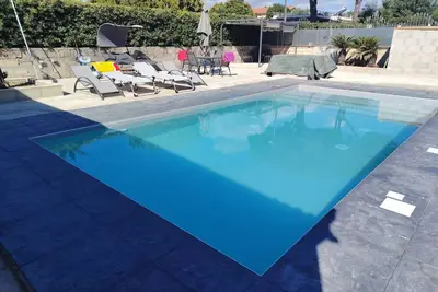 Image de Camellia's Little House. Cozy Cottage with pool near the sea