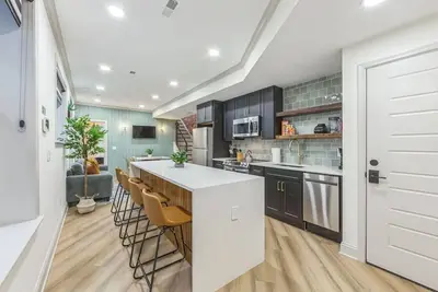 Image de Bi-Level 2/2 w/Rooftop | Sleeps 12 | 10 min to Dt